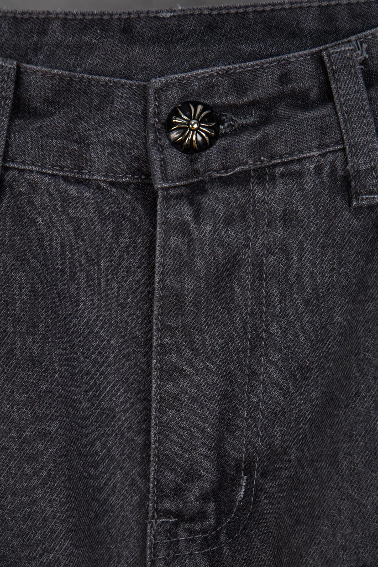 P260 Chrome Hearts Chrome Hearts 24SS official website limited edition purple cow spray-painted graffiti leather jeans!  🛍️As an Online limited edition, it attracted a lot of attention as soon as it debuted. The black and purple cross-stitched leather design brings a cool and mysterious atmosphere, and every stitching shows a unique taste. The limited edition graffiti spray painting is casual and bold, just like wearing street art on your body, and you will never miss it when walking on the road.  Straight and loose fit, suitable for various body shapes, casual and cool online. Genderless design, both boys and girls can easily control it, easily create a super trendy feeling, and directly maximize the fashion expression!  Black and gray color 🔘, low-key but hidden edge, perfect for versatility, whether paired with a simple white T-shirt or a personalized printed top, it can make you the focus of the street.  Size covers M-XXL (corresponding to sizes 30-36)